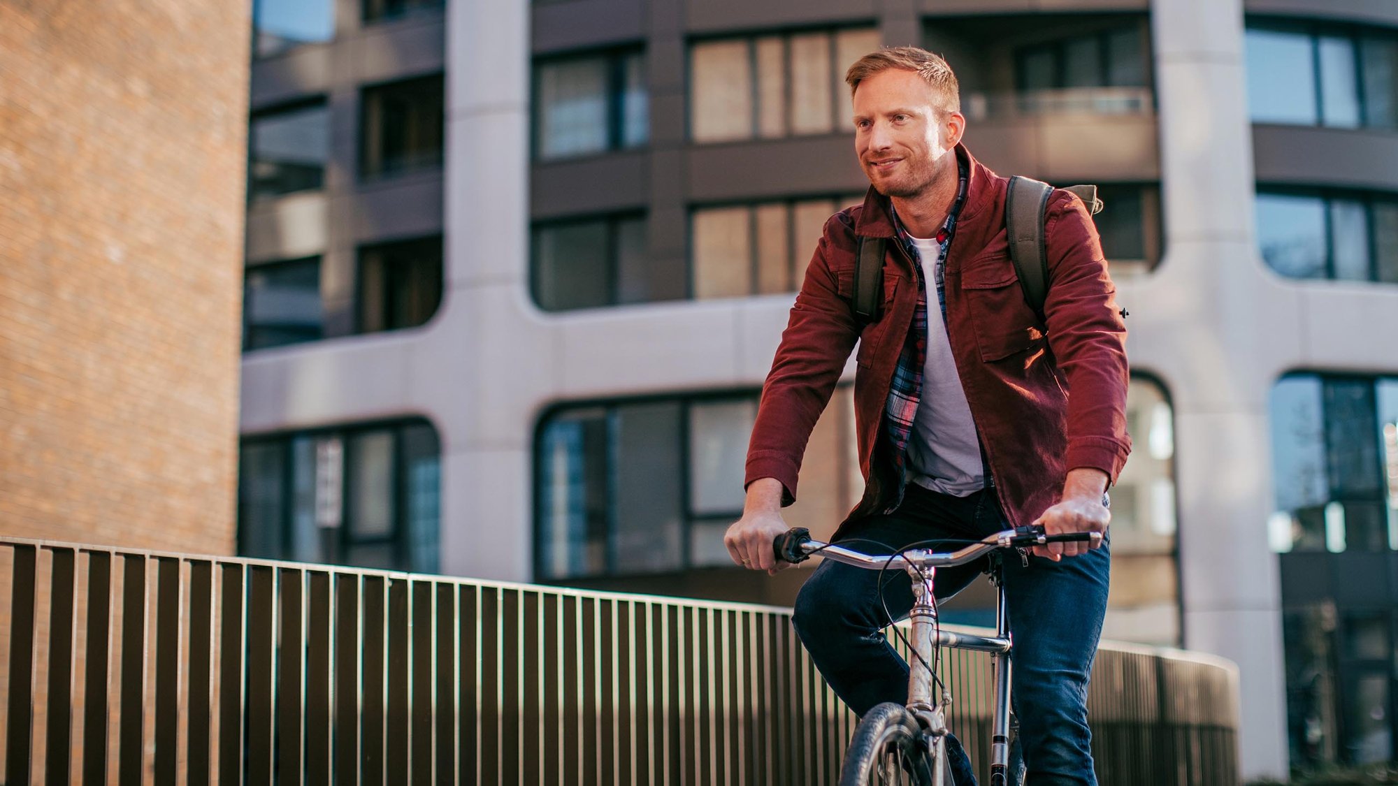 man-backpack-bike-16-9-hero-2560x1440px