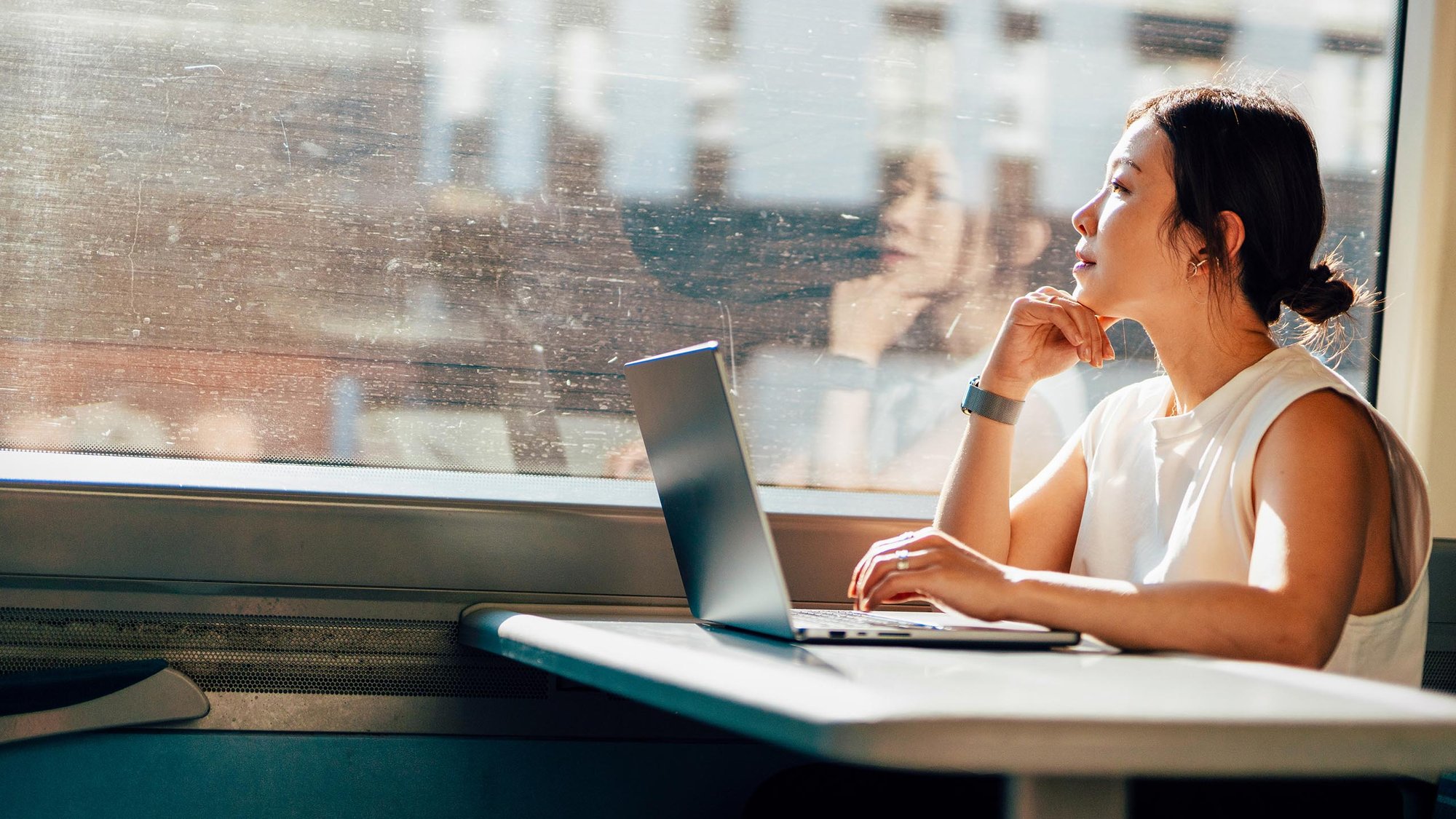 woman-thinking-laptop-commute-16-9-2560x1440px