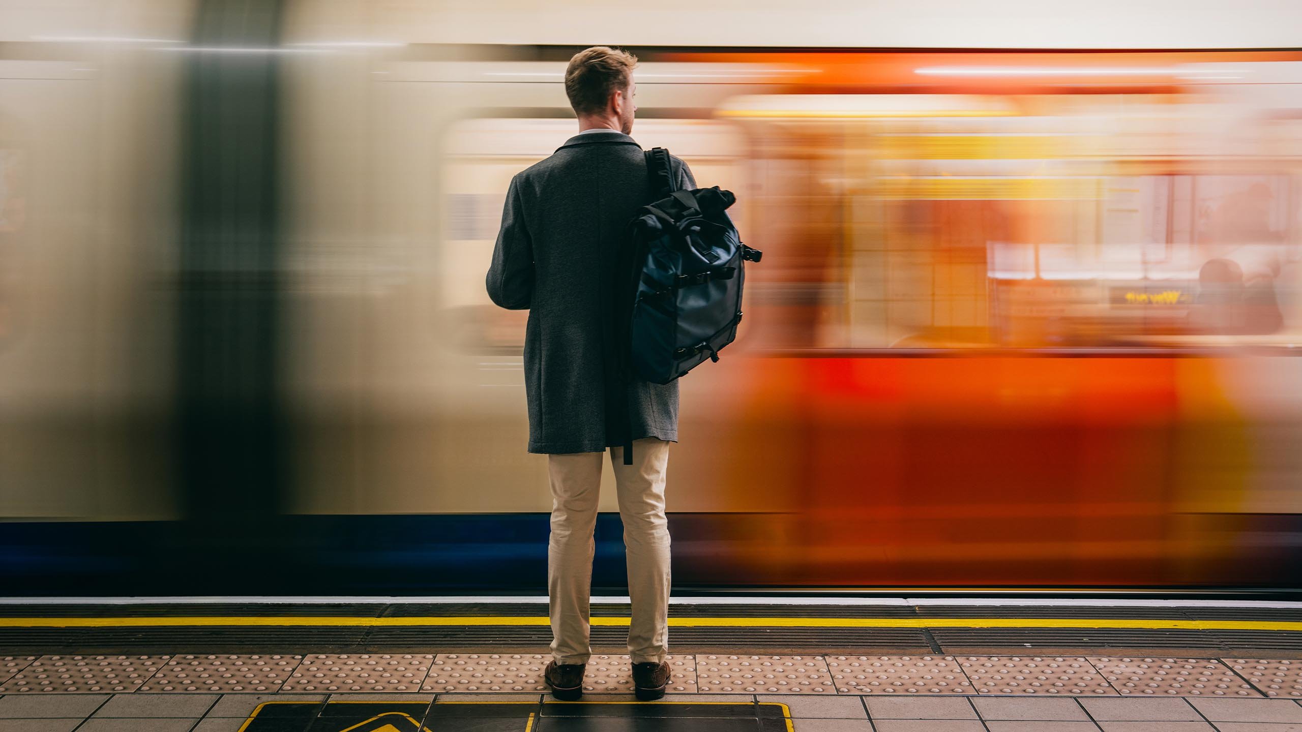 man-platform-commute-16-9-large-2560x1440px