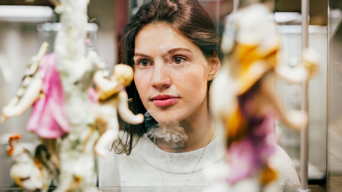 woman-museum-looking-sculputers-16-9-1120x630px