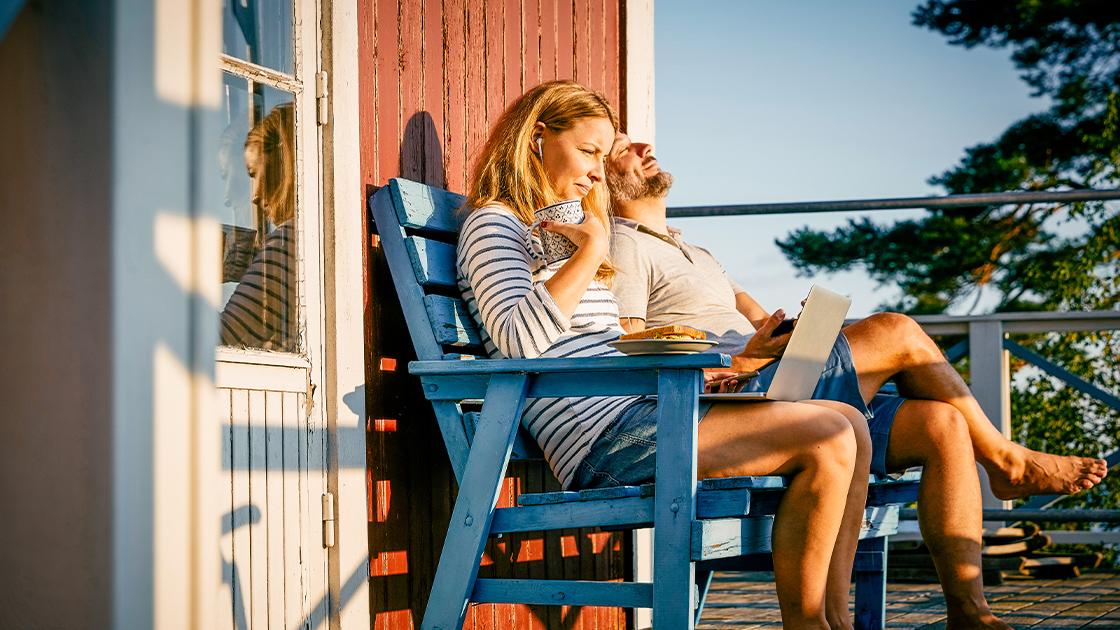 woman-man-outside-summer-16-9-1120x630px