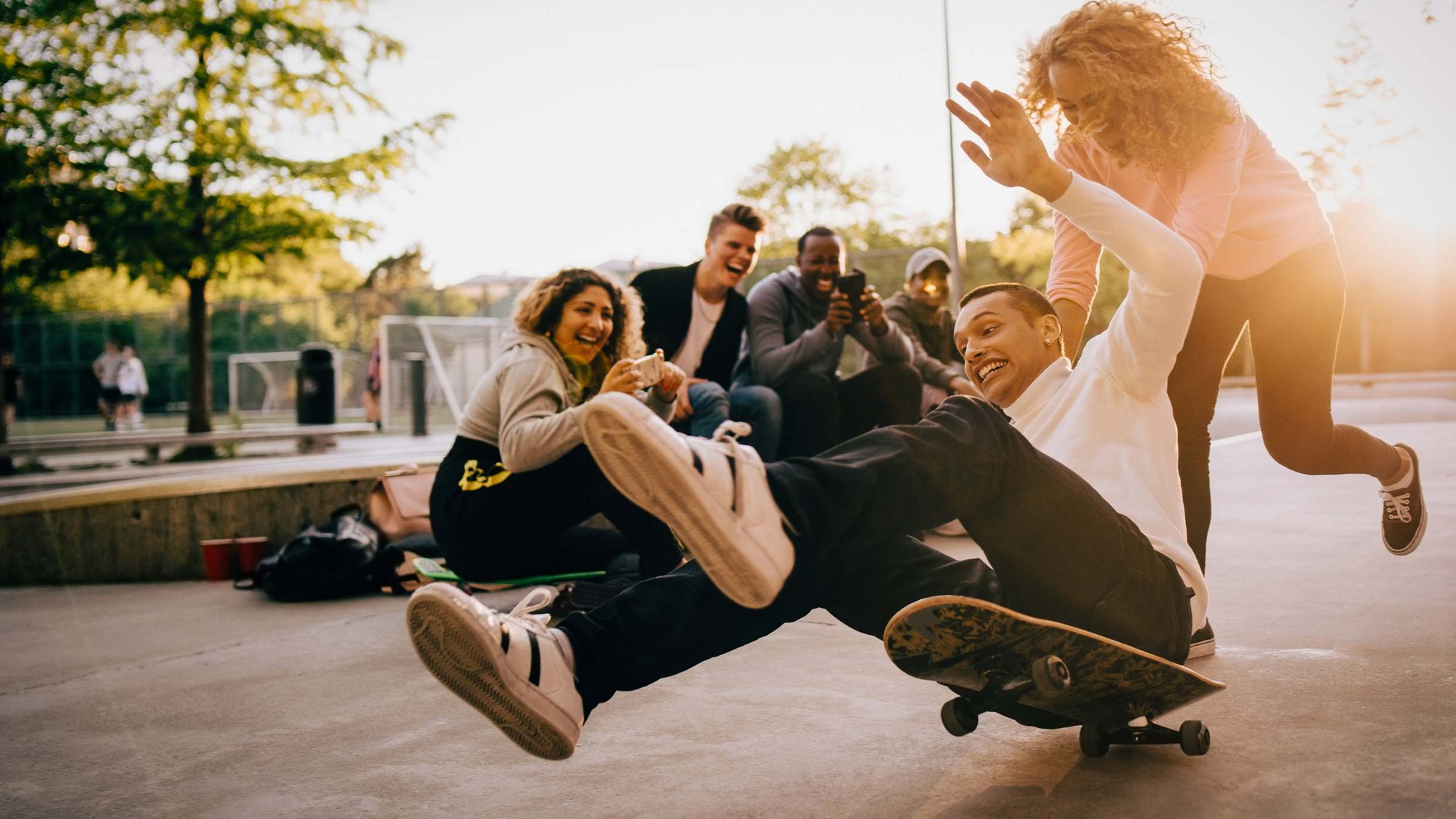 people-women-men-skateboard-outside-hero-16-9-2560x1440px