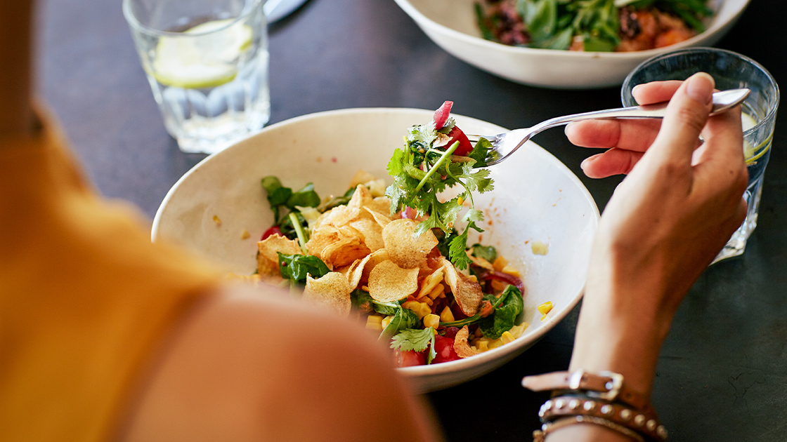 restaurant-cafe-woman-lunch-16-9-1120x630px