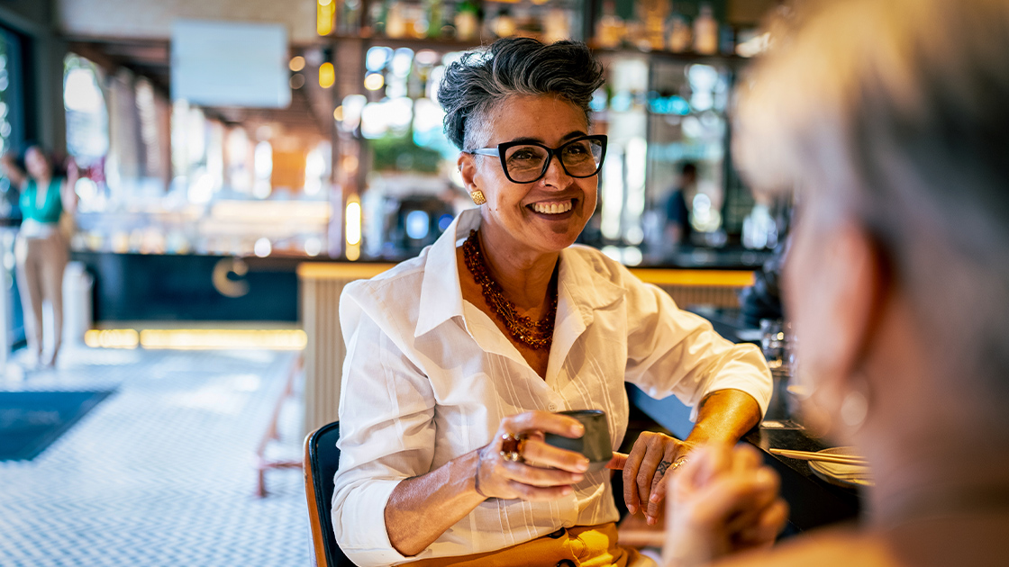 restaurant-people-women-coffee-16-9-1120x630px