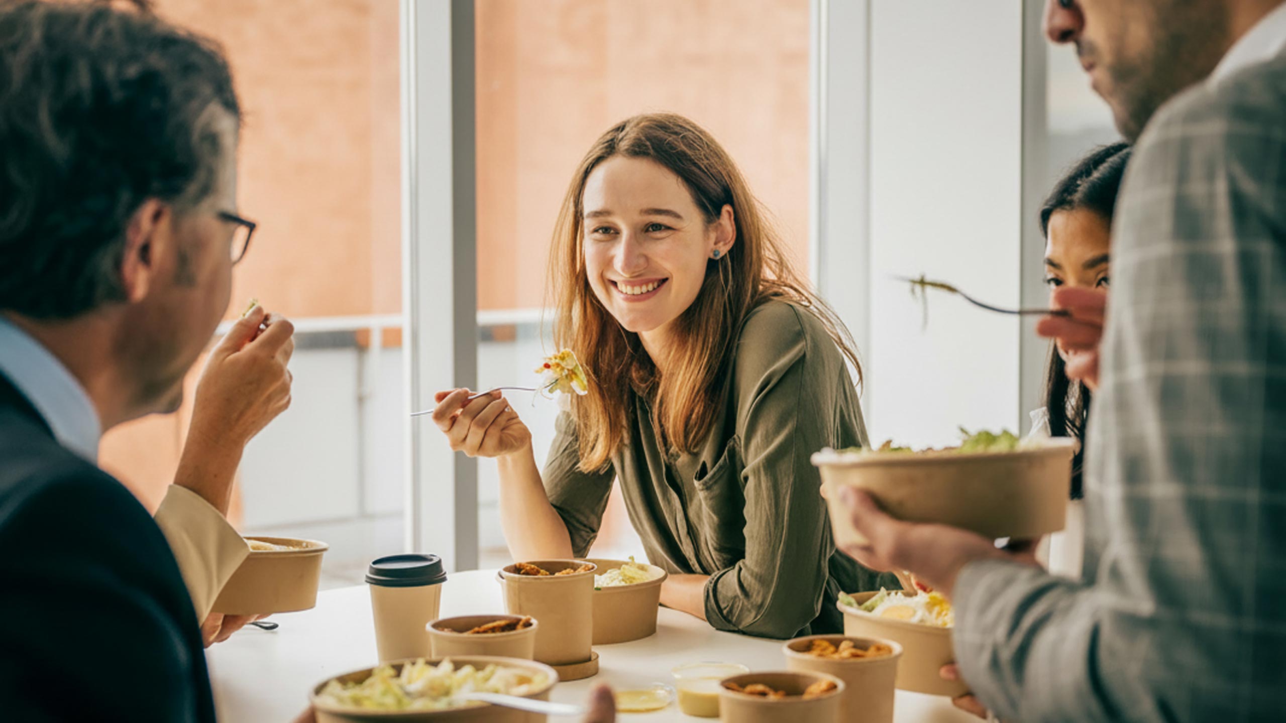 takeaway-lunch-coworkers-large-16-9-2560x1440px