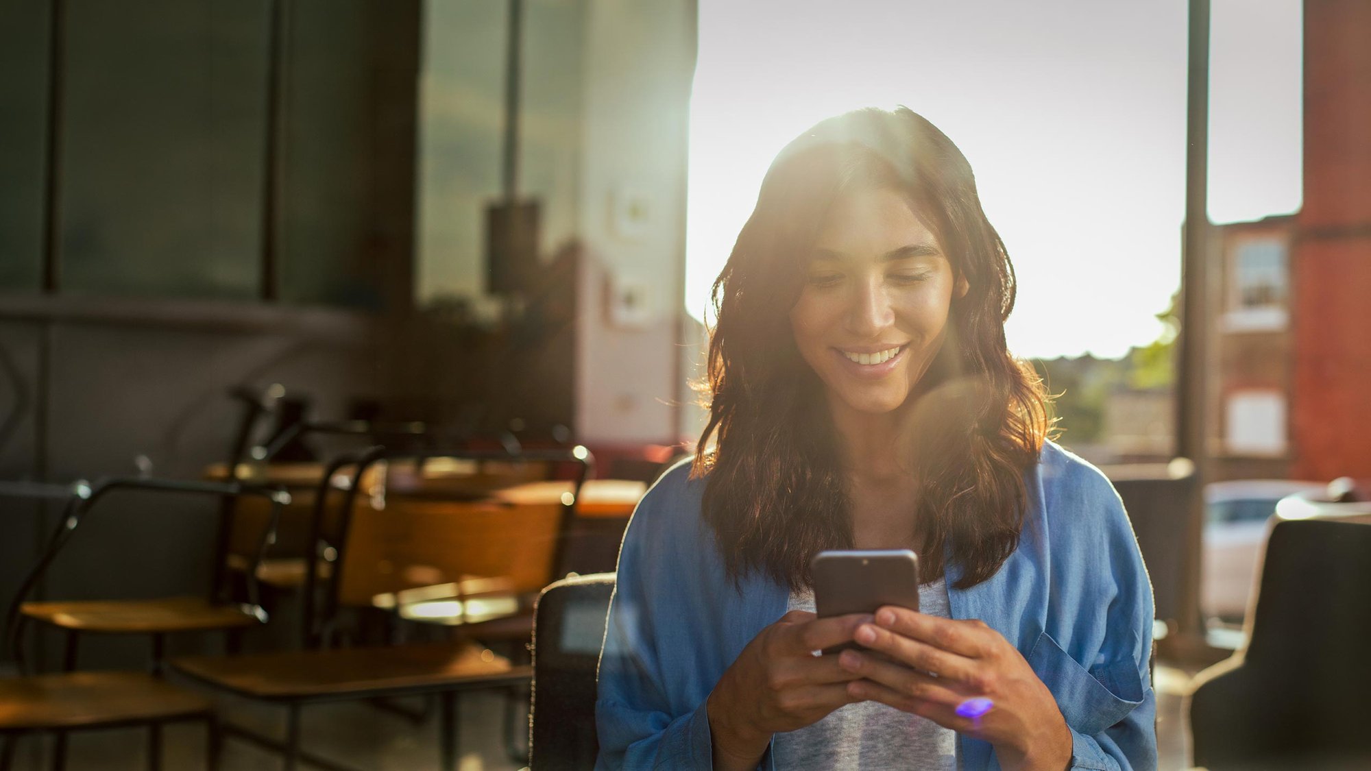 woman-looking-at-phone-hero-16-9-2560x1440px