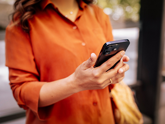 woman-closeup-phone-outside-4-3-544x408px