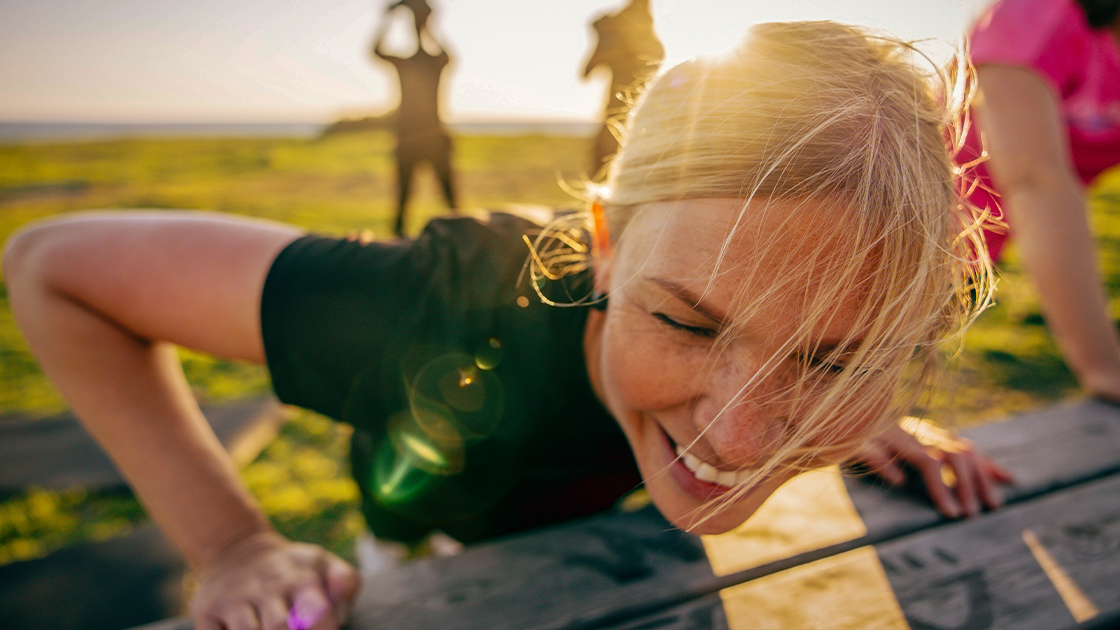 woman-closeup-pushup-outside-16-9-1120x630px