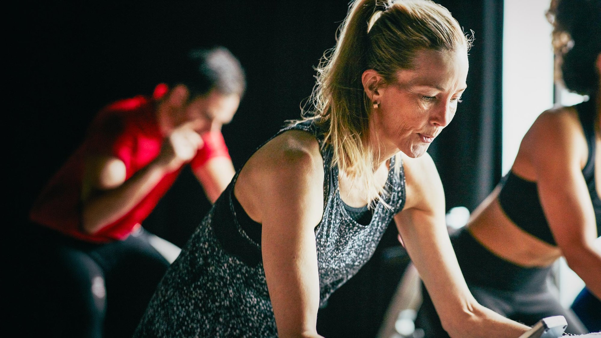 woman-indoor-bike-hero-16-9-2560x1440px