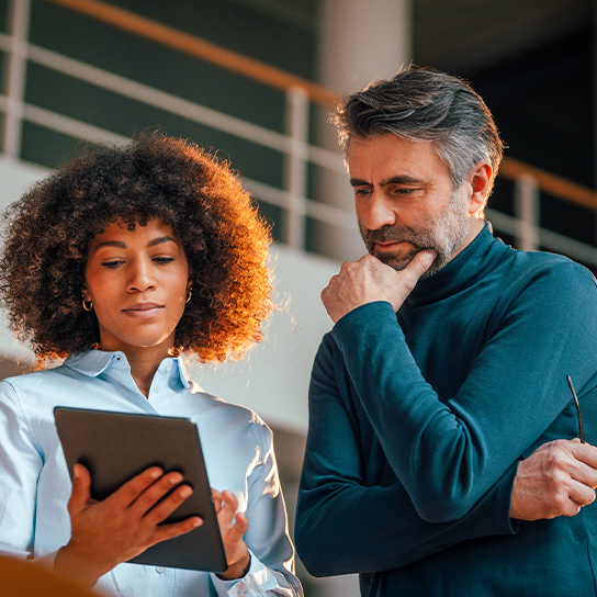 woman-man-coworkers-meeting-1-1-544x544px