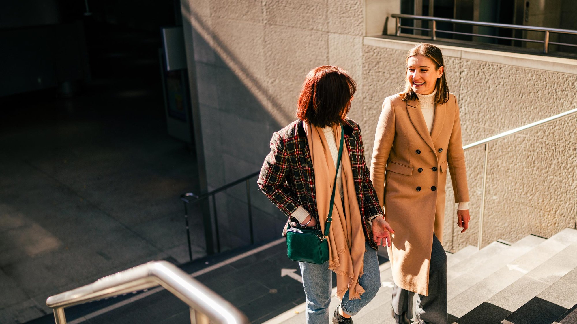 building-women-meeting-hero-16-9-2560x1440px