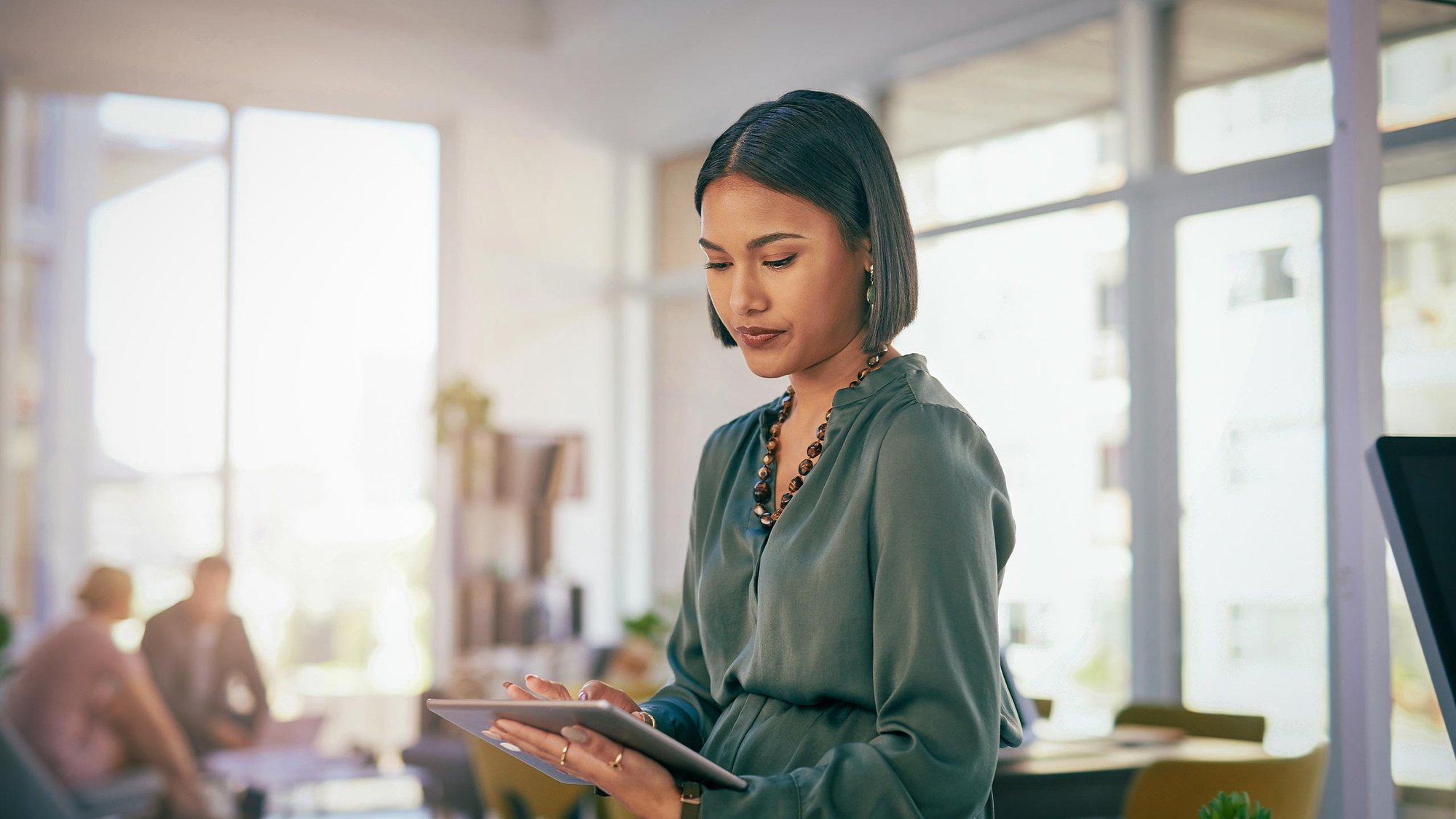 woman-work-office-hero-16-9-2560x1440px