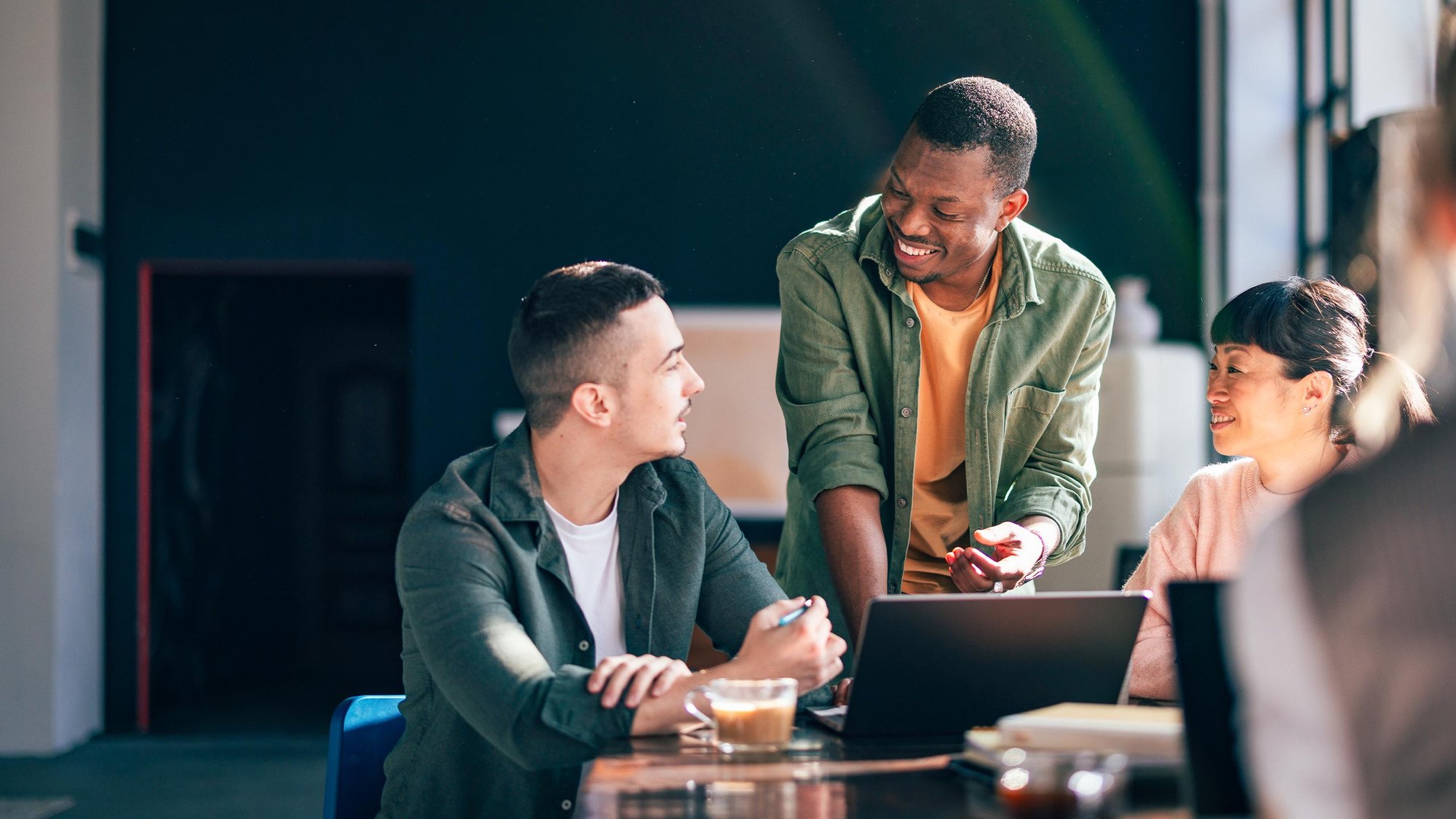 women-men-meeting-conference-hero-16-9-2560x1440px