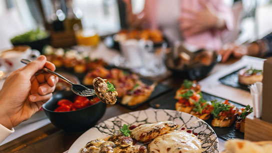 lunch-restaurant-fork-people-eating-text-image-16-9