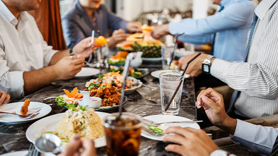 lunch-restaurant-people-coworkers-drinks-text-image-16-9