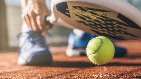 sport-padel-closeup-ball-racket-text-image-16-9