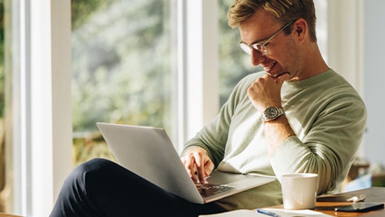 people-home-office-laptop-thinking-text-image-16-9