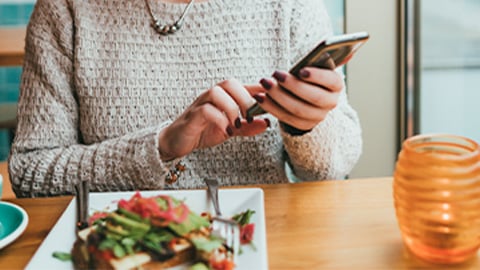 people-phone-eating-at-cafe-2-col-content