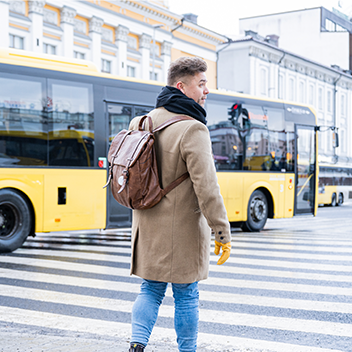 Föli_mies_kadulla_bussin_edessä_bento_small