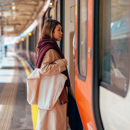 woman-entering-train-commute-1-1-544x544px
