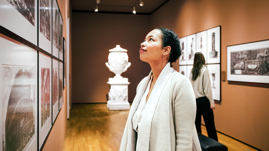 Nainen taidenäyttelyssä.