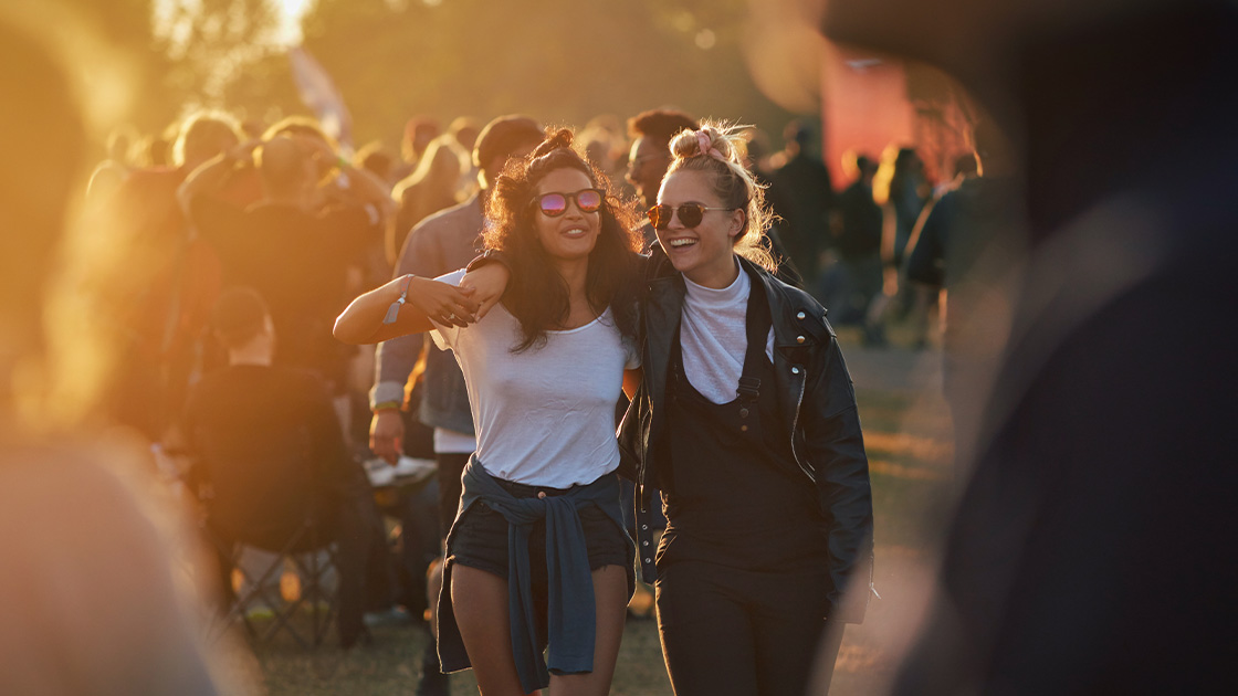 Ystävykset musiikkifestivaalilla.