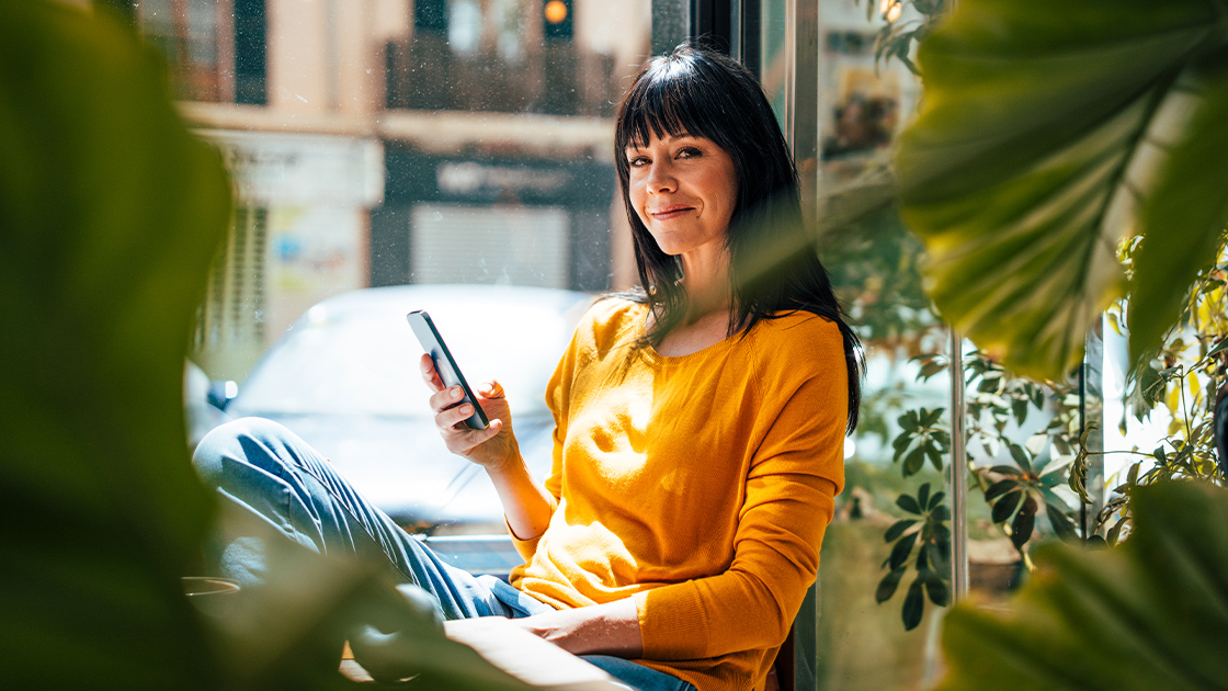 woman-plants-cafe-phone16-9-1120x630px