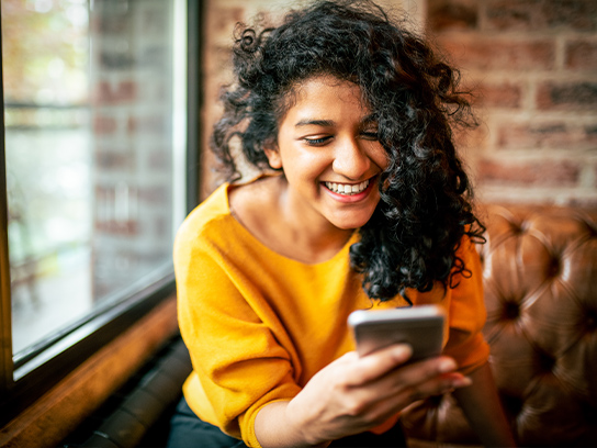 yellow-top-looking-at-phone-4-3-544x408px