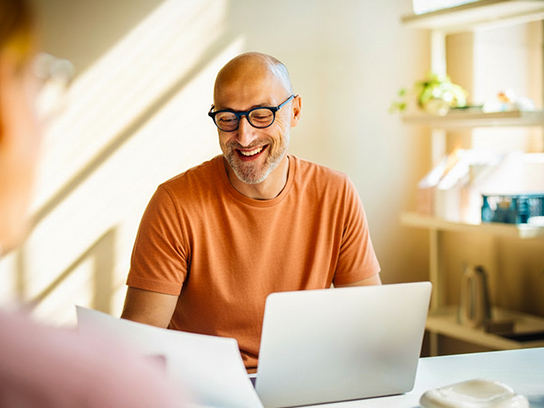 woman-man-meeting-office-laptop-4-3-544x408px