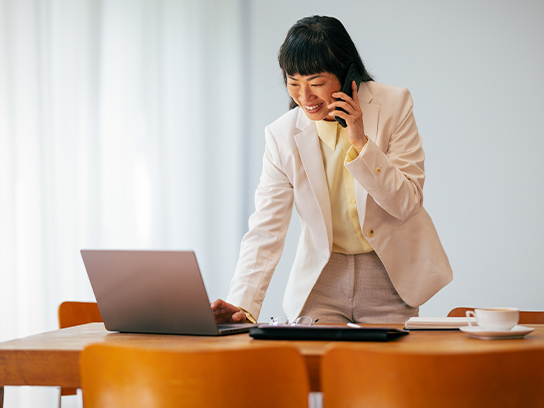 woman-work-meeting-office-phone-4-3-544x408px