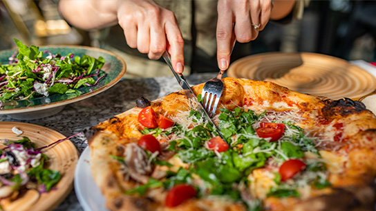 lunch-pizza-salad-cutting-text-image-16-9