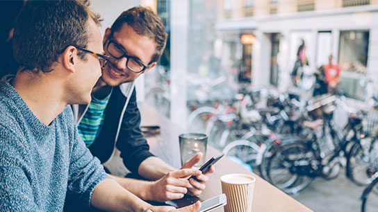 lunch-restaurant-men-cafe-phones-text-image-16-9