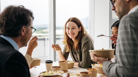 lunch-takeaway-people-meeting-collagues-text-image-16-9