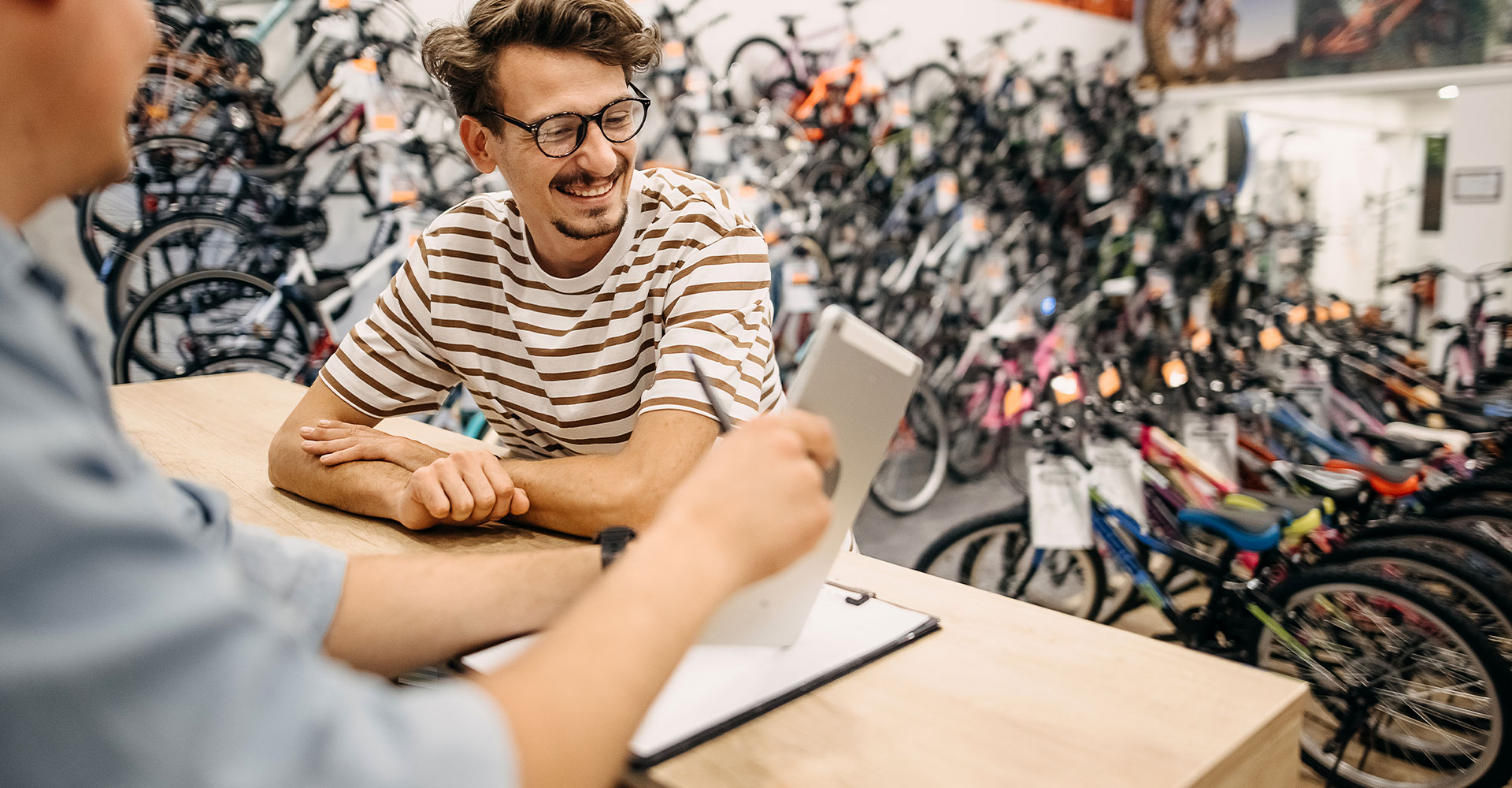 bike-shop-showroom-bicycles-customer-staff-purchase-img-highlight