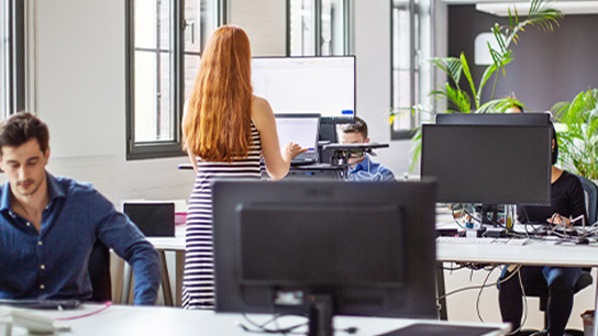 people-office-focused-on-work-text-image-16-9