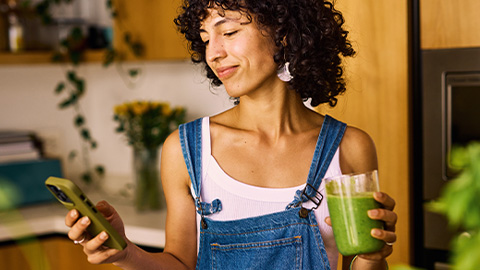 people-phone-kitchen-drinking-smoothie-2-col-content