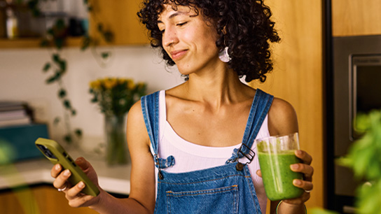 people-phone-kitchen-drinking-smoothie-text-image-16-9