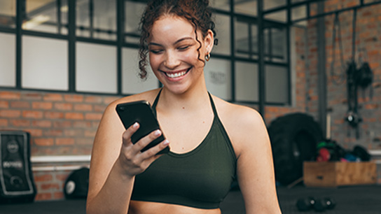people-phone-sitting-in-gym-text-image-16-9