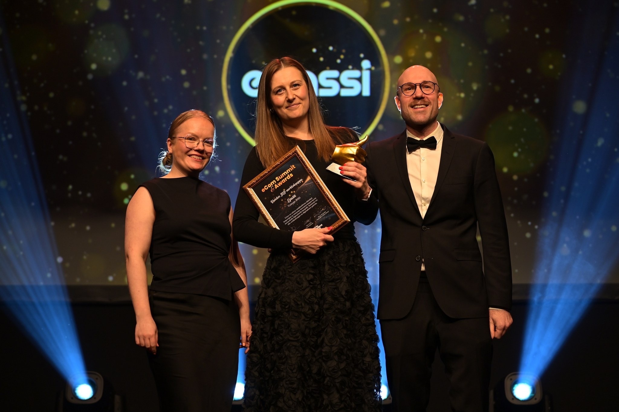 Epassi palkittiin Vuoden B2B-verkkokauppa -palkinnolla eCom Summit & Awards -gaalassa. Lue miten tiimityö ja asiakaskokemus veivät voittoon!