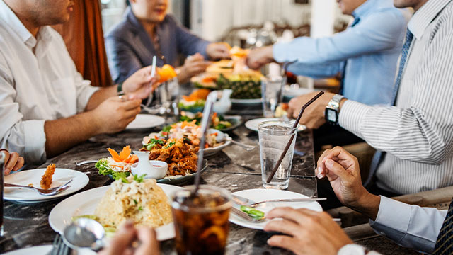 lunch-restaurant-people-coworkers-drinks-16-9
