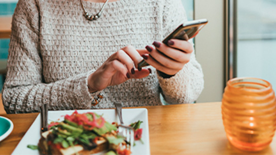 people-phone-eating-at-cafe-text-image-16-9-1